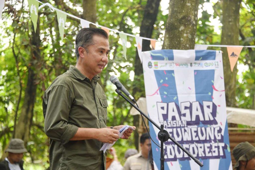 Penjabat (Pj) Gubernur Jawa Barat Bey Machmudin membuka Gelar Produk Pasar Pasisian Leuweung di Hutan Kota Ajarwana. (Foto: Humas Pemprov Jabar)