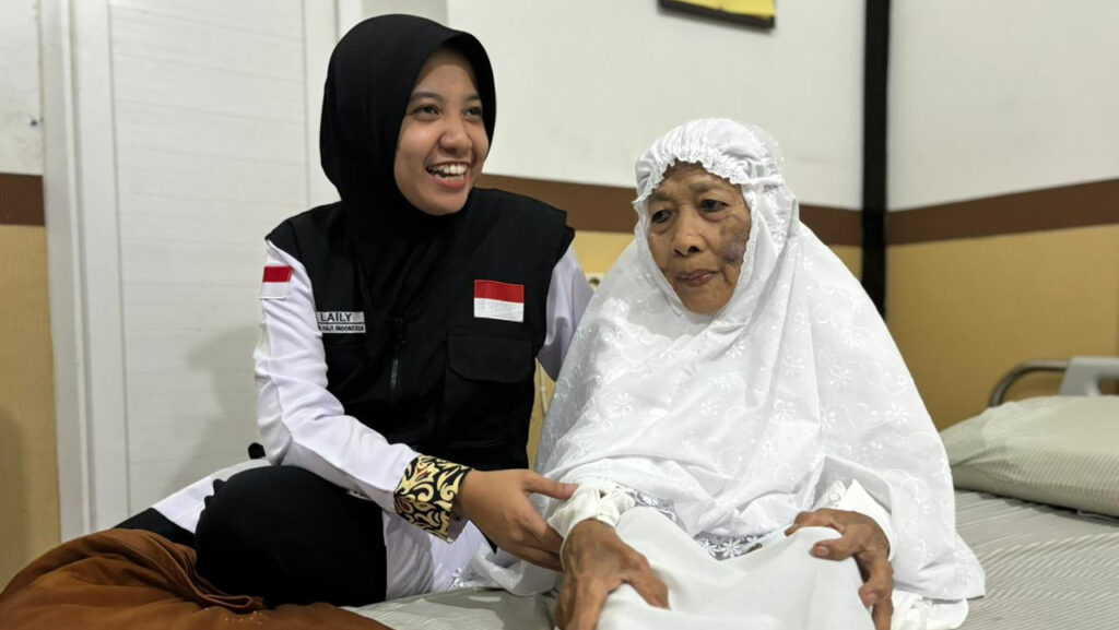 Mbah Ngatemi Alwi (kanan) bersama Tenaga Kesehatan Haji, dr. Laili Handayani. Foto. Dok. Kemenag RI.