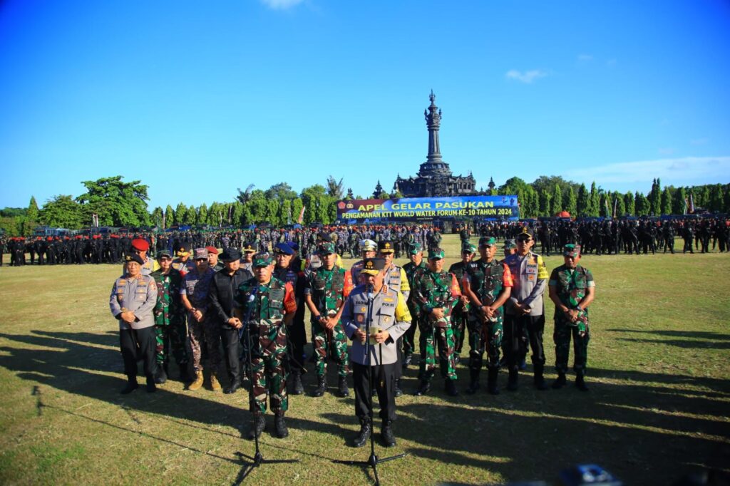 Kepala Badan Pemelihara Keamanan (Kabaharkam) Polri Komjen Pol Fadil Imran bersama Pangkogabwilhan II Marsekal Madya TNI Muhammad Khairil Lubis, saat memimpin apel gelar pasukan di Lapangan Niti Mandala Renon, Denpasar Bali. (Foto: Humas Polri)