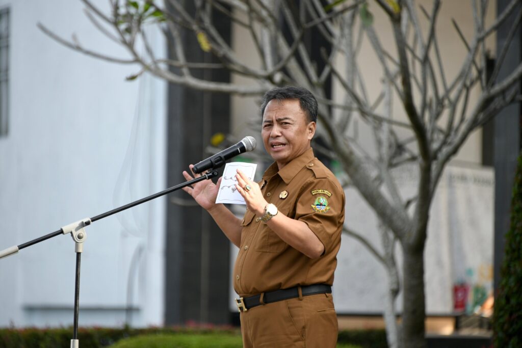 Sekda Jabar Herman Suryatman menjadi Pembina Apel Pagi di lingkungan BPSDM Provinsi Jawa Barat, Kota Cimahi, Senin (13/5/2024).(Foto Angga/Biro Adpim Jabar)