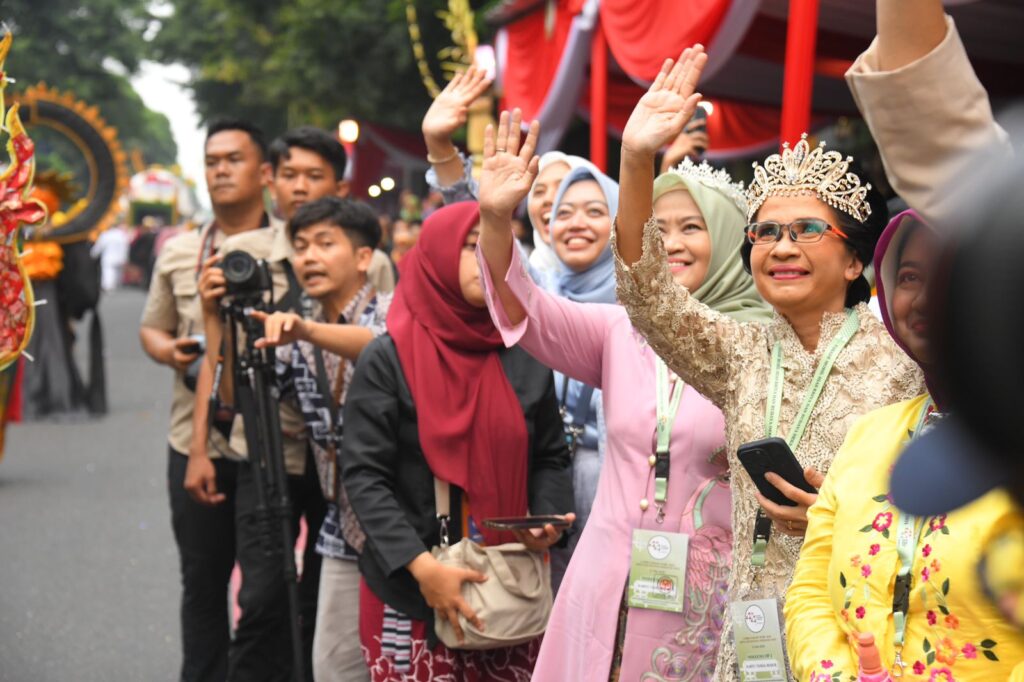 Penjabat Ketua Dekranasda Provinsi Jawa Barat, Amanda Soemedi Bey Machmudin Menyaksikan Parade Kriya dan Budaya dalam rangka Perayaan HUT Dewan Kerajinan Nasional (Dekranas) 2024 yang berlangsung di ruas Jalan Slamet Riyadi, Kota Solo, Rabu (15/5/2024) (Rizal Fs/Adpim Jabar)