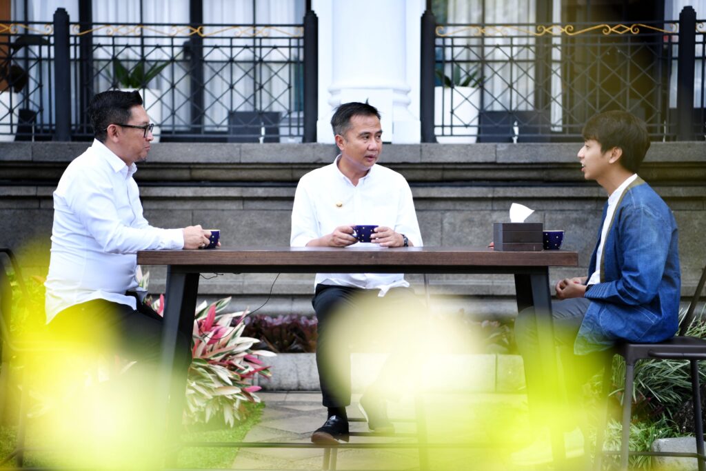 Penjabat Gubernur Jabar Bey Machmudin saat bertemu brewer Ryan Wibawa yang memperkenalkan kopi ekselsa Sumedang kepada dunia internasional di Gedung Sate Bandung, Kamis (16/5/2024).