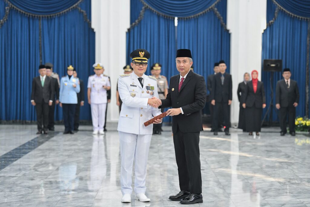 Pelantikan Wahyu Mijaya sebagai Pj Bupati Cirebon. (Foto: Humas Pemprov Jabar).