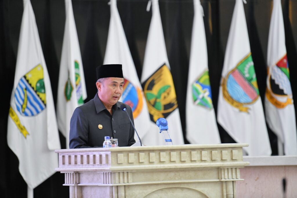 Penjabat Gubernur Jawa Barat Bey Machmudin menghadiri Rapat Paripurna DPRD Provinsi Jabar di gedung DPRD Jabar, Kota Bandung, Jumat (17/5/2024). (Foto: Biro Adpim Jabar)