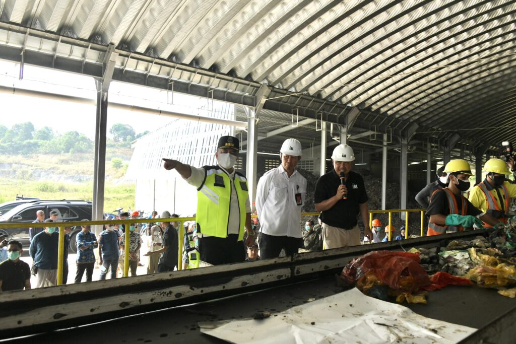 Sekda Jabar Herman Suryatman meninjau uji coba secara penuh pengolahan sampah di TPPAS Lulut Nambo, Kabupaten Bogor, Jumat (17/5/2024). (Foto: Angga/Biro Adpim Jabar)