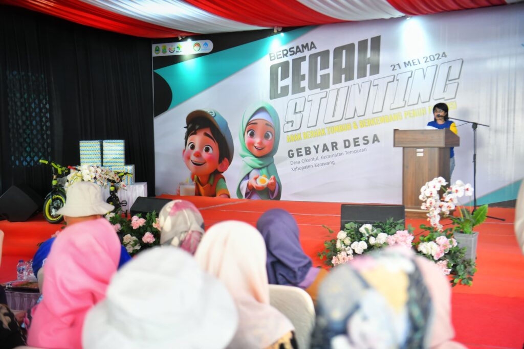 Penjabat Ketua TP PKK Provinsi Jawa Barat Amanda Sumedi Bey Machmudin membuka acara Gebyar Desa dengan tema 'Bersama Cegah Stunting: Anak Berhak Tumbuh dan Berkembang Penuh Potensi,' di Desa Cikuntul, Kecamatan Tempuran, Kabupaten Karawang, Selasa (21/5/2024).