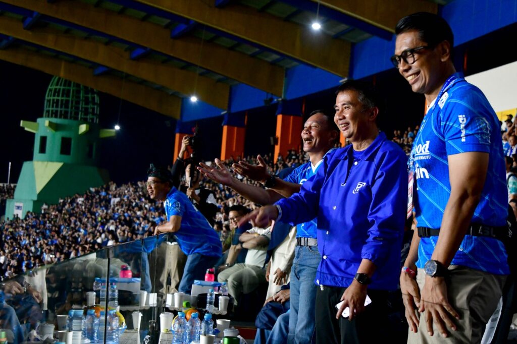 Pj Gubernur Jabar Bey Machmudin menyaksikan Final Liga 1 Champion Series pertemuan ke-1  Persib vs Madura United di Stadion Si Jalak Harupat, Kabupaten Bandung, Minggu (26/5/2024).(Foto: Yogi Prayoga/Biro Adpim Jabar)