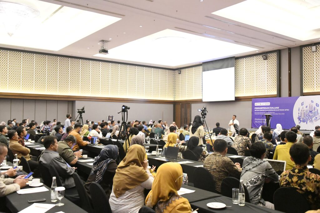 Sekretaris Daerah Provinsi Jawa Barat Herman Suryatman membuka kegiatan Pendampingan Evaluasi Sistem Pemerintahan Berbasis Elektronik Tahun 2024 di Hotel Mercure Setiabudi, Kota Bandung. Foto: Biro Adpim Jabar