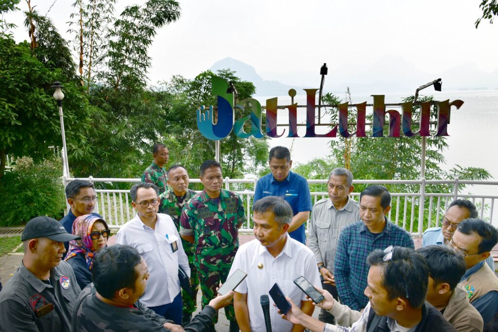 Pj Gubernur Jabar Bey Machmudin usai beraudiensi dengan Walhi Jabar di Jatiluhur, Purwakarta. Foto: Dok. Pemprov Jabar