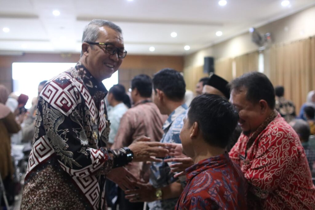 Pj Wali Kota Cirebon Agus Mulyadi menghadiri sosialisasi Penerimaan Peserta Didik Baru (PPDB) Kota Cirebon tahun 2024/2025 di Aula Dinas Pendidikan, Jumat (31/5/2024). Foto: Do. Pemkot Cirebon.