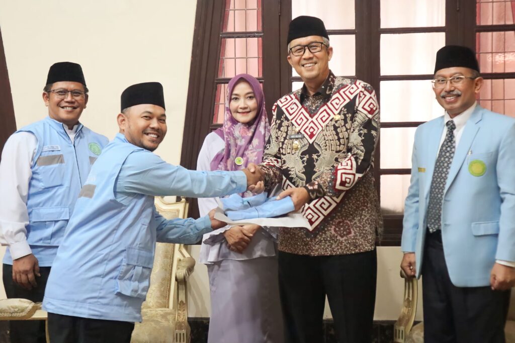 Pj Wali Kota Cirebon Agus Mulyadi menghadiri pelantikan DPD Badan Komunikasi Pemuda Remaja Masjid Indonesia (BKPRMI) Kota Cirebon periode 2024-2028. Foto: Dok. Pemkot Cirebon.