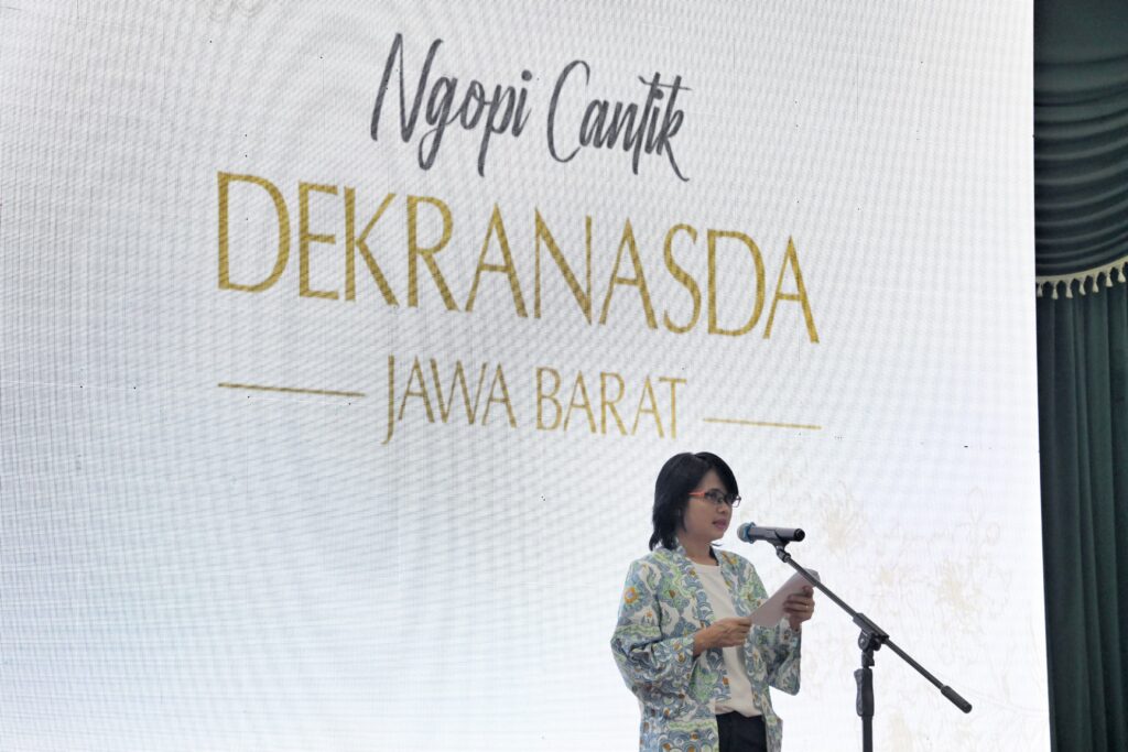 Penjabat Ketua Dekranasda Provinsi Jawa Barat Amanda Soemedi membuka Ngopi Cantik Dekranasda, di Aula Timur Gedung Sate, Jumat (31/5/2024). Foto: Dok. Pemprov Jabar.