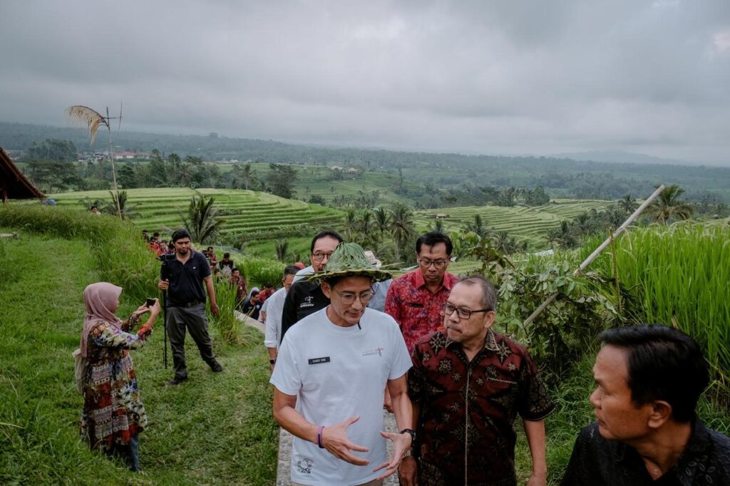 Menparekraf Sandiaga Salahuddin Uno saat melakukan kunjungan kerja di Desa Jatiluwih, Tabanan, Bali, Jumat (3/5/2024). Kunjungan tersebut untuk meninjau persiapan perhelatan World Water Forum (WWF) ke-10 yang diselenggarakan pada 18--25 Mei 2024. - (Biro Komunikasi Kementerian Pariwisata dan Ekonomi Kreatif/Badan Pariwisata dan Ekonomi Kreatif)