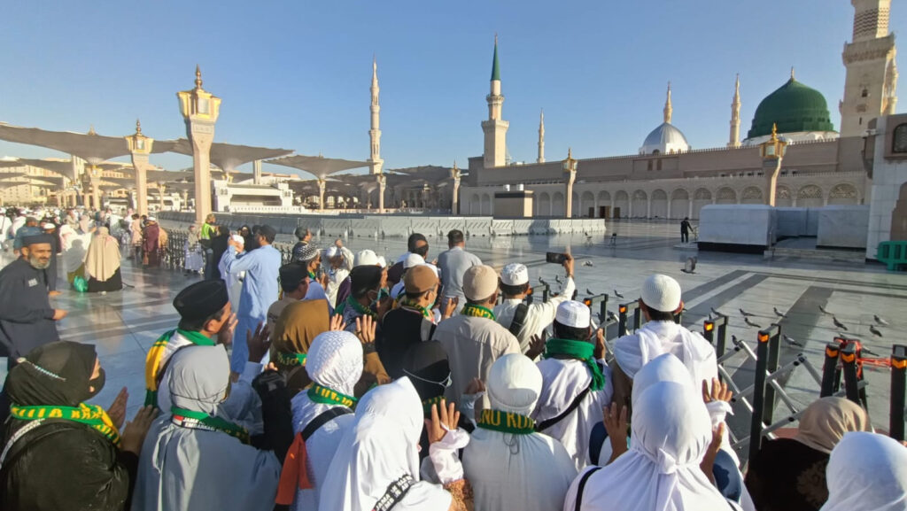 Jemaah haji Indonesia menuju Masjid Nabawi. (foto: MCH2024/Kemenag RI)