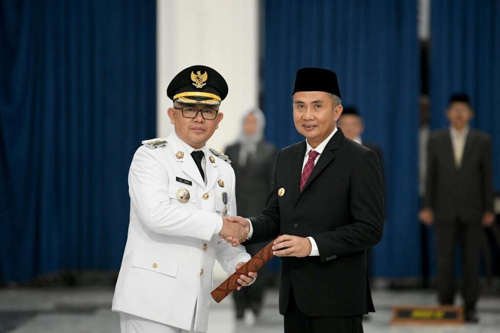 Penjabat Gubernur Jabar Bey Machmudin melantik Ade Zakir Hasim sebagai Penjabat Bupati Bandung Barat di Aula Barat Gedung Sate. Foto: Pemprov Jabar.