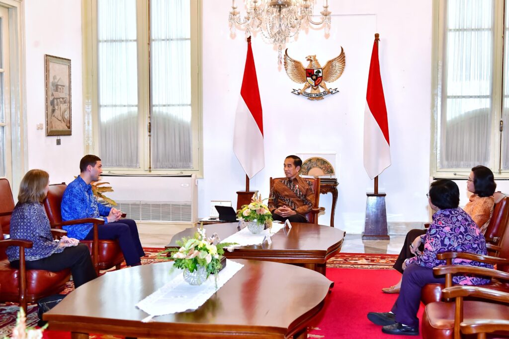 Presiden Joko Widodo menerima kunjungan Menteri Iklim dan Lingkungan Hidup Norwegia Andreas Bjelland Eriksen beserta delegasi di Istana Merdeka, Jakarta. Foto: Kementerian Setneg RI.