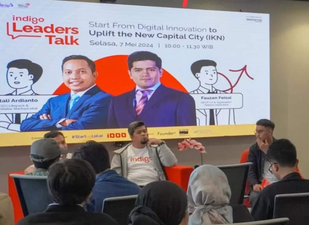 EO Lifepack & Co-Initiator Startup Lokal, Natali Ardianto (paling kiri) dan Deputy EVP CX & Digitalization Telkom, Fauzan Feisal (tengah) dalam sesi diskusi Indigo Leaders Talk dan Startup Clinic. (Dok. Telkom)