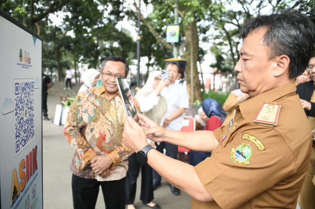 Sekretaris Daerah Provinsi Jawa Barat Herman Suryatman meluncurkan platform ASIIK, Anjungan Literasi Elektronik di Lapangan Gasibu, Kota Bandung. Foto: Biro Adpim Jabar.