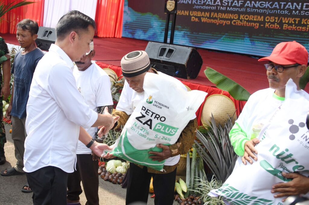 Penjabat Gubernur Jawa Barat Bey Machmudin menghadiri Panen Raya Bersama Komoditas Bawang Merah bersama Menteri Pertanian dan KSAD TNI di Lahan Pertanian Terpadu Korem 051/WKT, Kabupaten Bekasi.(Foto: Biro Adpim Jabar)