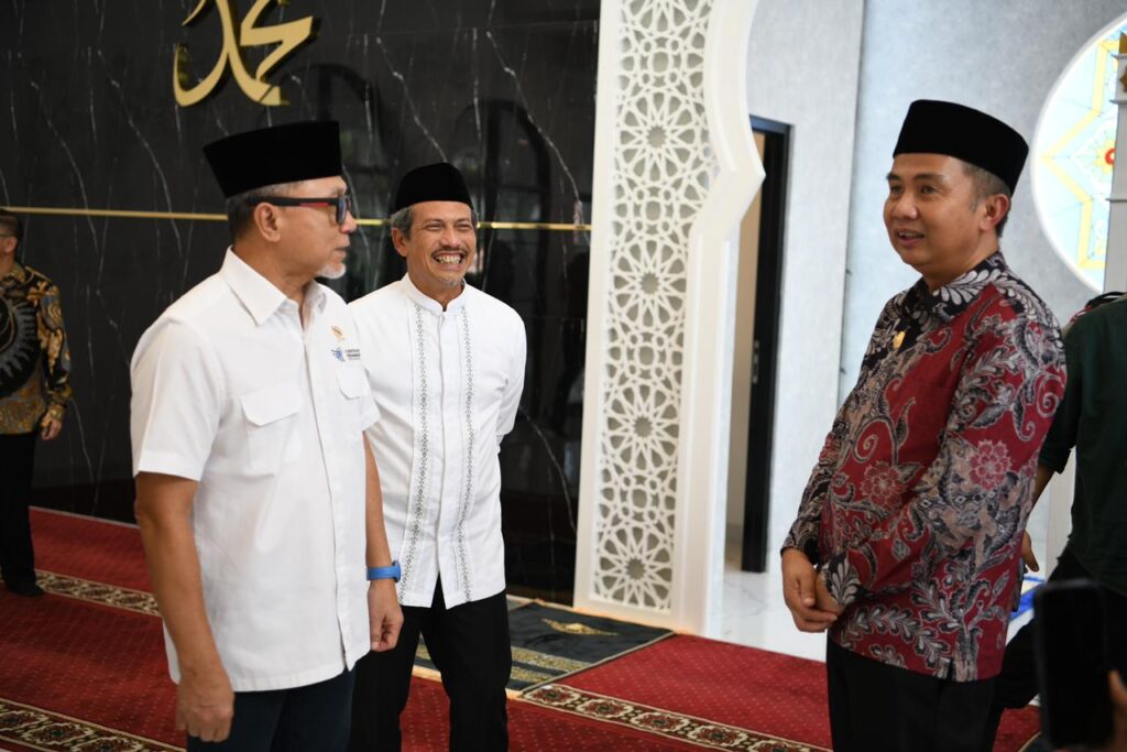 Pj Gubernur Jawa Barat Bey Machmudin mendampingi Menteri Perdagangan Zulkfli Hasan meresmikan Masjid Al-Ihsan di Kota Bandung. Foto: Biro Adpim Jabar