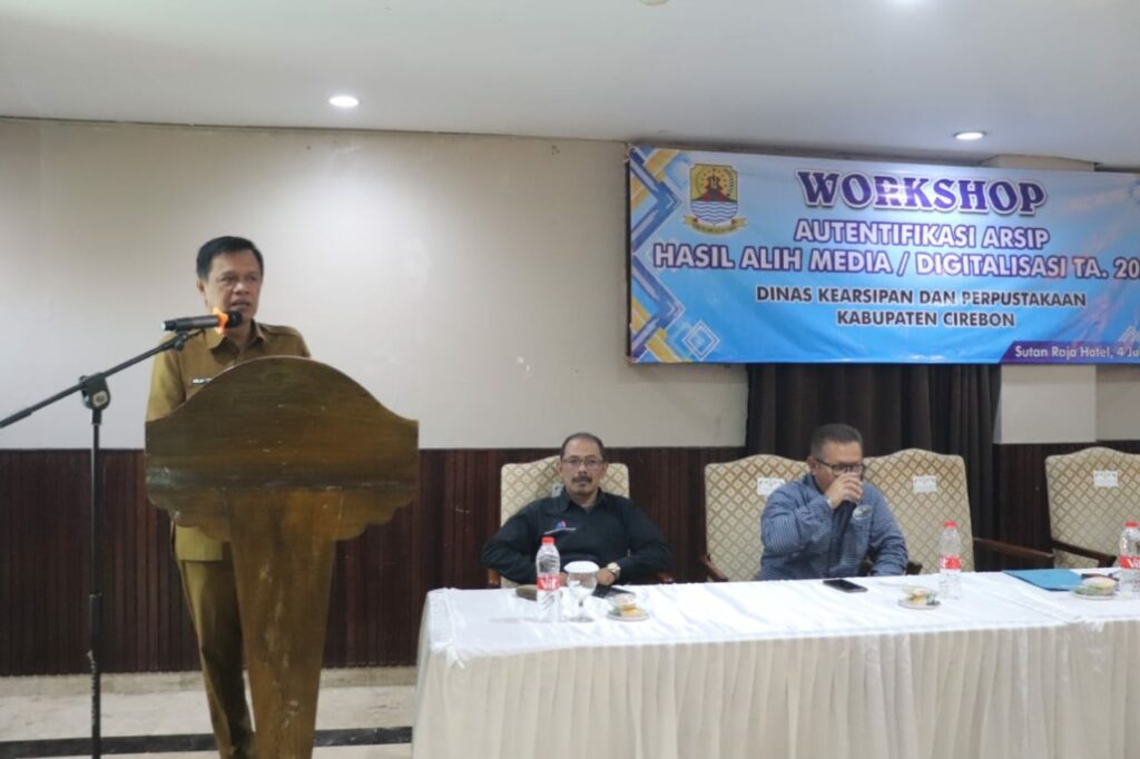 Sekretaris Daerah (Sekda) Kabupaten Cirebon, Hilmy Riva’i membuka acara Workshop Autentifikasi Arsip. Foto: Dok. Pemkab Cirebon.