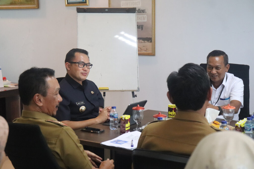 Pj Bupati Cirebon Wahyu Mijaya saat berkunjung di kantor Cabang Bulog Cirebon. Foto; Dok. Pemkab Cirebon.