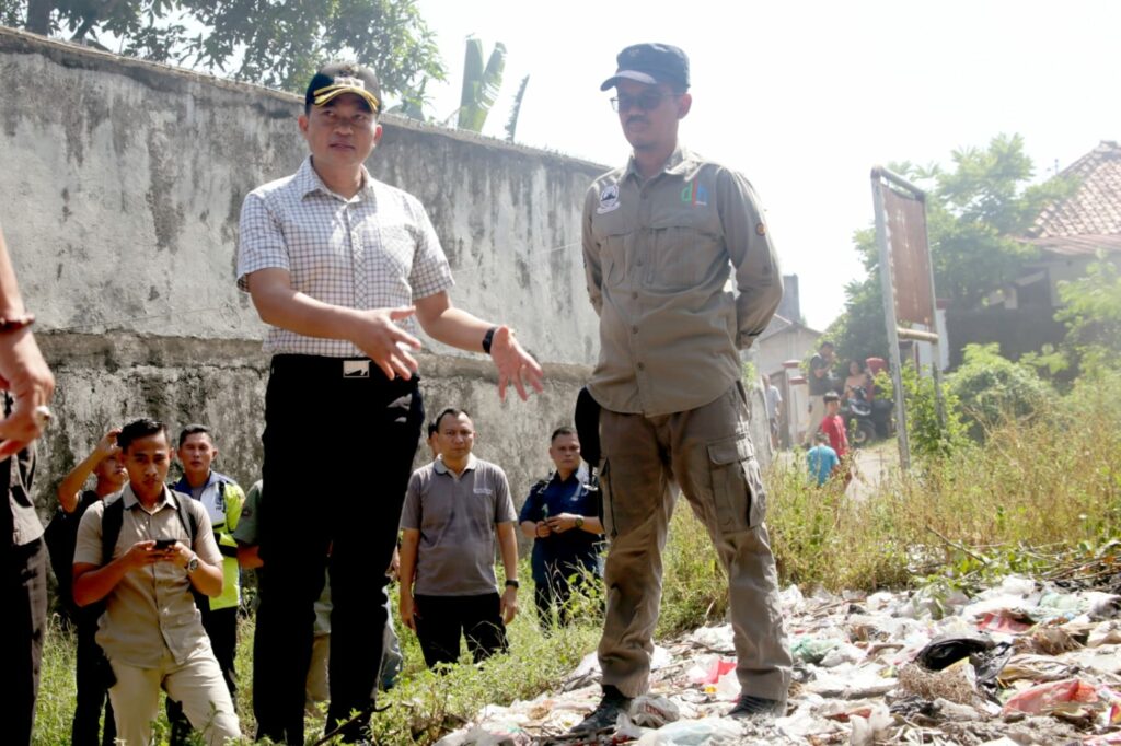 Pj Bupati Cirebon Wahyu Mijaya saat meninjau sampah di Suungai Jamblang. Foto: Pemkab Cirebon.