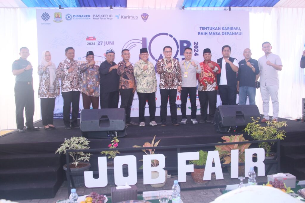 Pj Bupati Cirebon Wahyu Mijaya (tengah) saat membuka job fair di Lemahabang. Foto: Pemkab Cirebon.