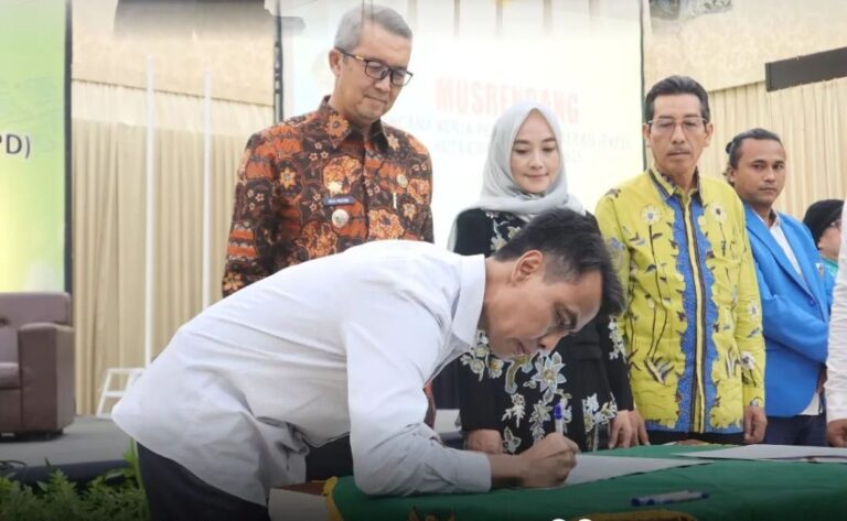 Ketua DPRD Kota Cirebon Ruri Tri Lesmana saat menghadiri Musrenbang RKPD 2025. Foto: Istimewa.
