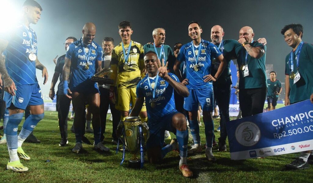 Bek PERSIB, Victor Igbonefo bersama trofi juara Liga 1 2023/2024. (PERSIB.co.id/Sutanto Nurhadi Permana).