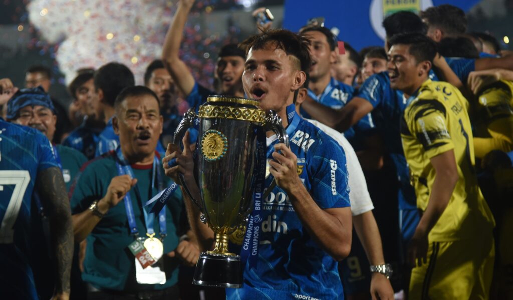 Muhammad Rezaldi Hehanussa mengangkat trofi juara Liga 1 2023/2024. (PERSIB.co.id/Sutanto Nurhadi Permana).