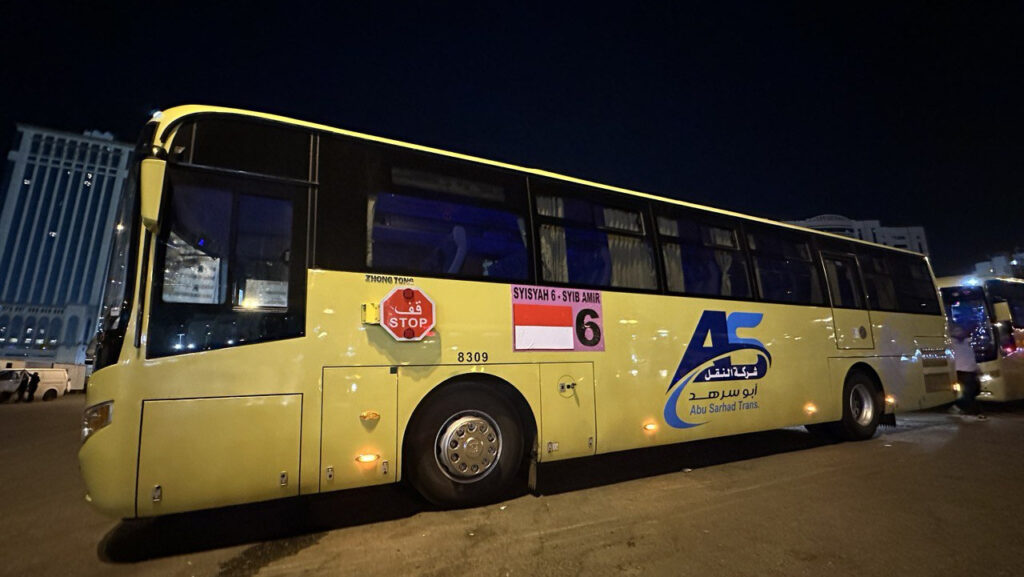 Salah satu Bus Shalawat terparkir di Terminal Syib Amir Makkah, Rabu (22/5/2024) (foto: Erna/MCH2024/Kemenag RI)