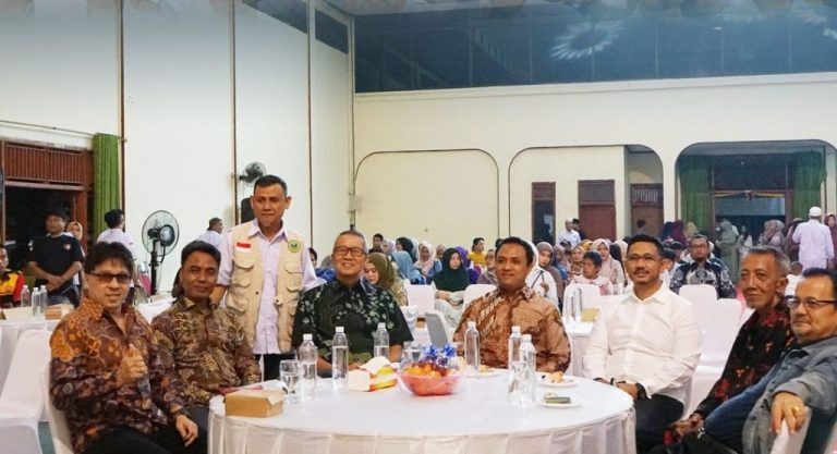 Ketua DPRD Hadiri Halalbilalal HKMRS Cirebon Raya Ketua DPRD Ruri Tri Lesmana, menghadiri halal bihalal dan pelantikan kepengurusan baru Himpunan Keluarga Minang Rukun Sepakat (HKMRS) Cirebon di Graha Abdi Negara (Korpri), Sabtu (25/5/2024). Foto: Istimewa.
