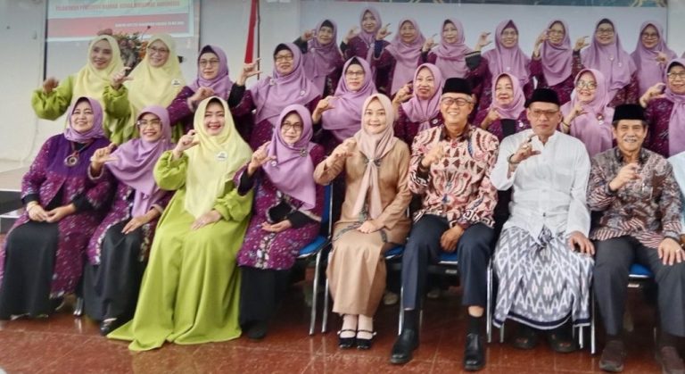 Anggota DPRD Hadir di Pelantikan GMI Kota Cirebon Anggota Komisi I DPRD Kota Cirebon, R Endah Arisyanasakanti SH mewakili Ketua DPRD Kota Cirebon menghadiri kegiatan keagamaan. Foto: Istimewa.