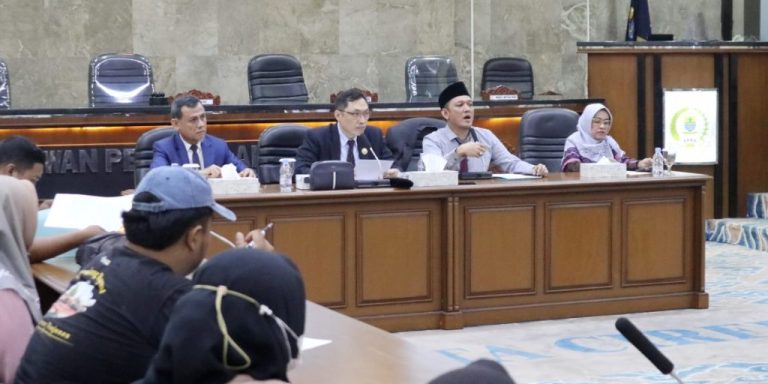 DPRD Desak PT Jaya Sakti Tunaikan Hak Pesangon Puluhan Eks Karyawan Komisi I dan III DPRD Kota Cirebon saat rapat dengar pendapat bersama pihak perusahaan, eks karyawan, serta perangkat daerah terkait di Griya Sawala, Kamis (9/5/2024). Foto: Istimewa.