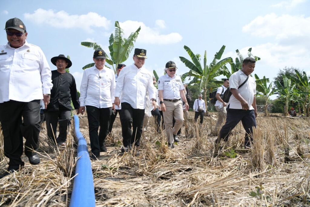 Sekda Jabar Herman Suryatman melaksanakan Monitoring dan Evaluasi program Pompanisasi di Desa Wanasari, Kecamatan Bangodua, Kabupaten Indramayu, Rabu (3/6/2024) (Rizalfs/Dokpim Jabar)