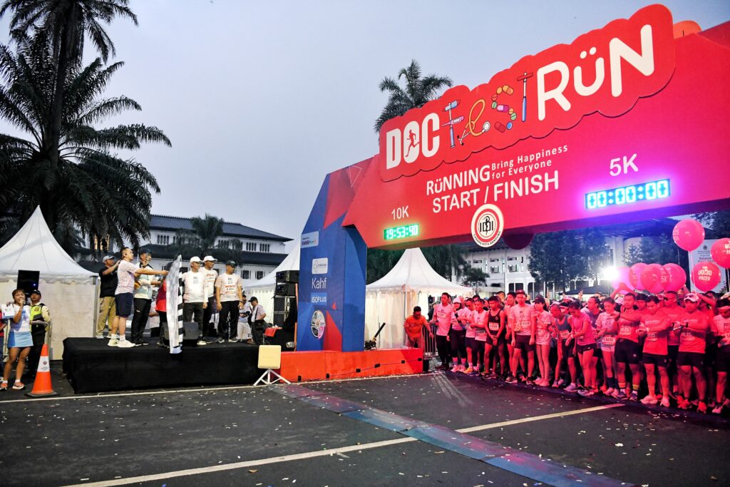 Penjabat (Pj) Gubernur Jawa Barat Bey Machmudin mengibarkan bendera atau flag off tanda dimulai DockFestRun 2024, di depan Gedung Sate, Jalan Diponegoro Bandung, Minggu (7/7/2024) dini hari. Foto: Pemprov Jabar.