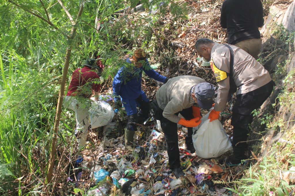 Kegiatan bersih-bersih sampah yang dilakukan DLH Kabupaten Cirebon bersama masyarakat. Foto: Pemkab Cirebon.