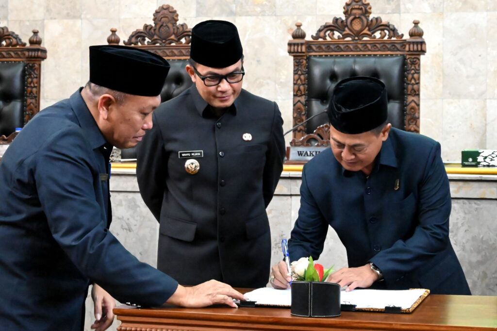 DPRD Kabupaten Cirebon menggelar rapat paripurna persetujuan Rancangan Peraturan Daerah (Raperda) Pertanggungjawaban Pelaksanaan (PP) Anggaran Pendapatan Belanja Daerah (APBD) Tahun 2023 di Ruang Abhimata Paripurna, DPRD Kabupaten Cirebon, Rabu (3/7/2024). Foto: Pemkab Cirebon.