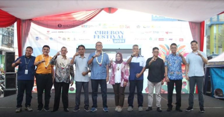 Ketua DPRD Sebut Cirebon Festival Jadi Penggerak Ekonomi Rakyat Ketua DPRD Ruri Tri Lesmana bersama Pj Wali Kota Cirebon Drs H Agus Mulyadi MSi membuka kegiatan Cirebon Festival tahun 2024 di kawasan Gedung British American Tobbaco (BAT), Jumat (10/5/2024). Foto: Istimewa.