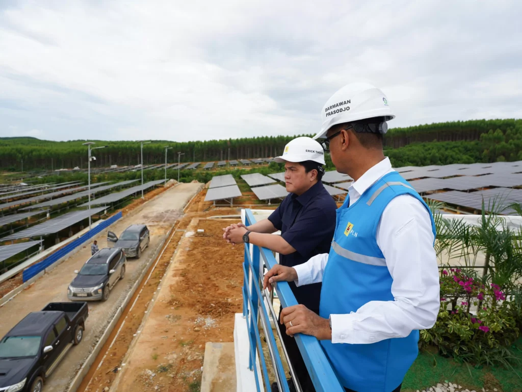 Menteri BUMN Erick Thohir (kiri) bersama Direktur Utama PLN Darmawan Prasodjo (kanan) saat meninjau pembangkit listrik tenaga surya (PLTS) Ibu Kota Nusantara di Penajam Paser Utara, Kaltim (29/6). (DOK.PT PLN (Persero))