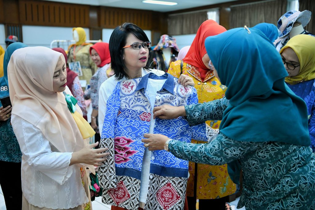 Penjabat Ketua TP PKK Provinsi Jawa Barat Amanda Soemedi Bey Machmudin memberikan sambutan sekaligus membuka kegiatan Lomba Pemanfaatan Limbah Kain yang diselenggarakan oleh TP PKK Jabar di Sekretariat PKK Jabar, Kota Bandung. Foto: Pemprov Jabar.