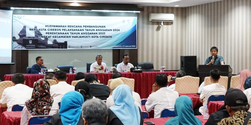 Pimpinan dan anggota DPRD Kota Cirebon menghadiri Musyawarah Rencana Pembangunan (Musrenbang) Kecamatan Harjamukti di salah satu hotel Kota Cirebon, Rabu (7/2/2024). FOTO: Istimewa.