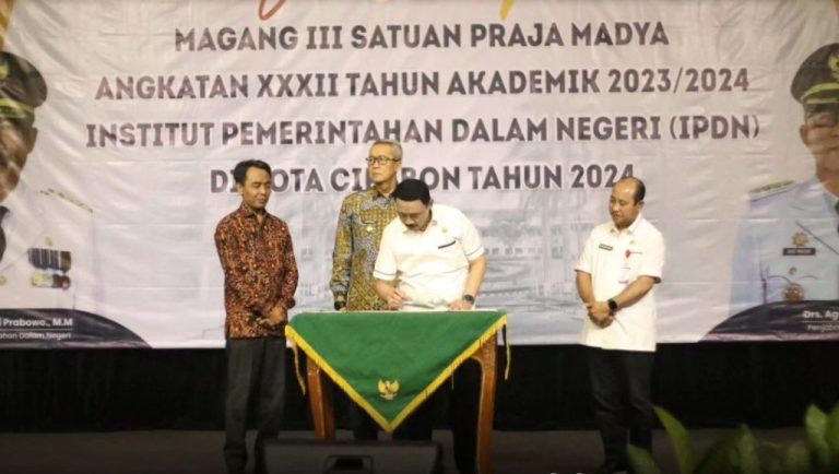 Ketua DPRD Kota Cirebon Ruri Tri Lesmana bersama Pj Wali Kota Cirebon Agus Mulyadi melepas Magang III Satuan Praja Madya Angkatan XXXII Tahun Akademik 2023/2024 Institut Pemerintahan Dalam Negeri (IPDN) di Hotel Prima, Rabu (3/7/2024). Foto; Istimewa.