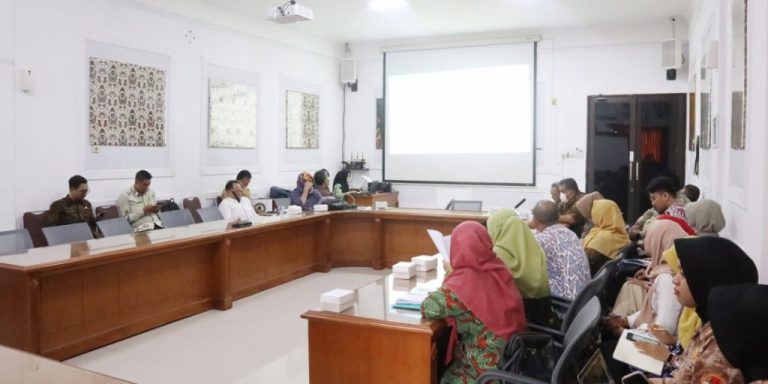 Pansus DPRD Intens Kaji Raperda Perlindungan Anak di Kota Cirebon aperda Pelindungan Anak mulai dibahas intens Pansus DPRD bersama SKPD dan Tim Asistensi Pemerintah Daerah Kota Cirebon di ruang rapat DPRD, Sabtu (29/6/2024). FOTO: Istimewa.