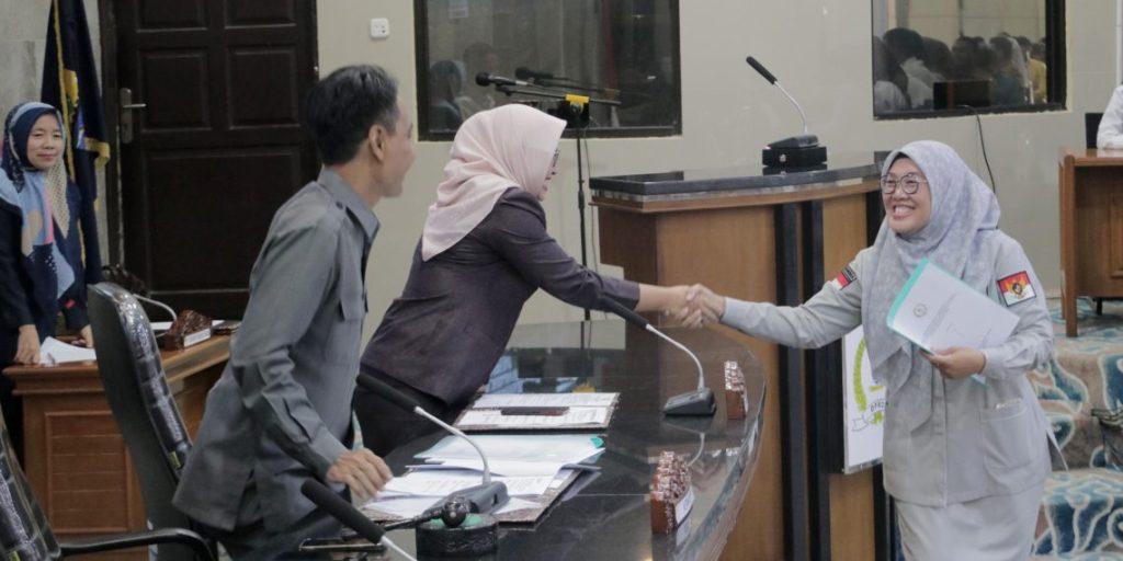 DPRD Kota Cirebon menyetujui empat rancangan peraturan daerah usulan komisi dan Bapemperda. Keputusan tersebut diambil melalui rapat paripurna di Griyasawala gedung DPRD. Foto: Istimewa.