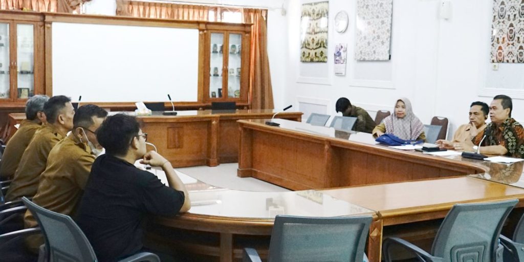 Rapat kerja Komisi II DPRD bersama DLH dan DKUKMPP membahas permasalahan Kota Cirebon. FOTO: Istimewa.