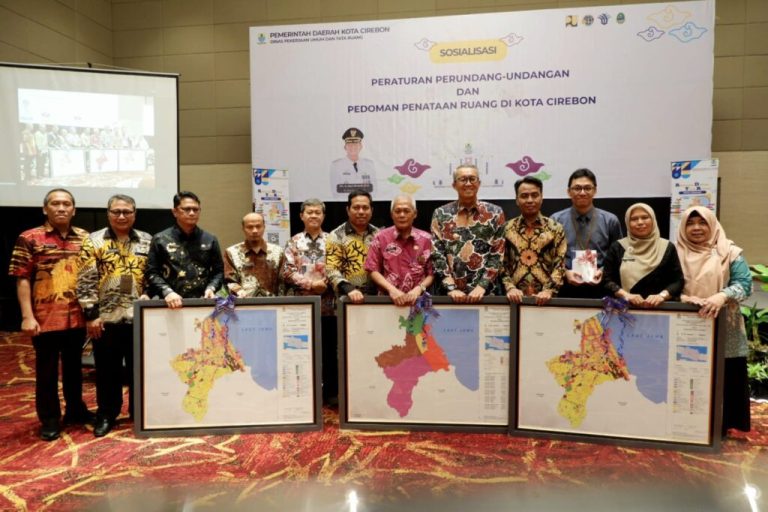 Ketua DPRD Kota Cirebon Ruri Tri Lesmana menghadiri sosialisasi peraturan Wali Kota Cirebon No 76 Tahun 2021 tentang Rencana Detail Tata Ruang Kota Cirebon tahun 2021-2041 di Hotel Luxton, Kamis (18/7/2024). FOTO: Istimewa.