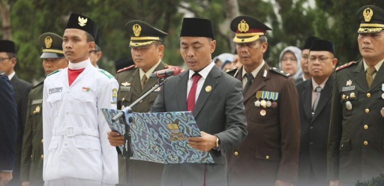Ketua DPRD Kota Cirebon Jadi Pembaca Teks Pancasila Ketua DPRD Kota Cirebon Ruri Tri Lesmana menjadi pembaca teks pancasila saat upacara peringatan Hari Lahir Pancasila