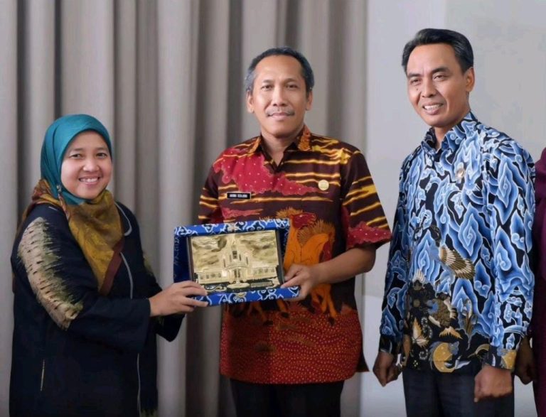 Ketua DPRD Ruri Tri Lesmana mendampingi Plt Asisten Administrasi dan Umum Sekretariat Daerah Kota Cirebon, Agung Sedijono menerima kunjungan kerja DPR-RI, Kamis (20/6/2024). FOTO: Istimewa.